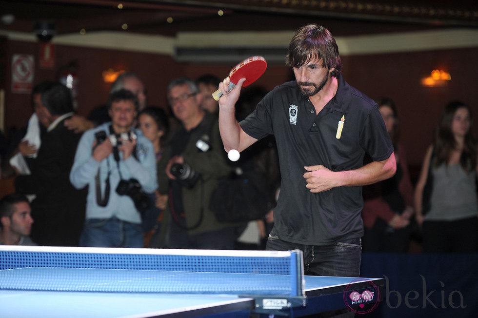 Santi Millán jugando al ping pong en un acto solidario en Barcelona