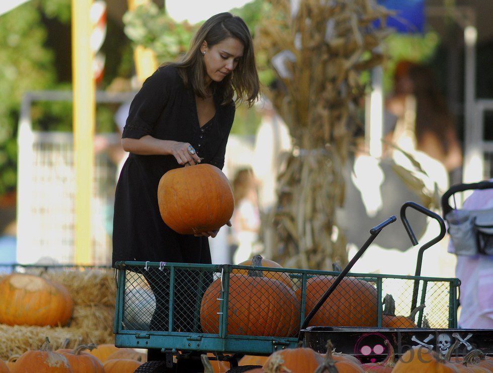 Jessica Alba elige calabazas para Halloween