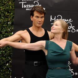 Lisa Swayze junto a la estatua de cera de Patrick Swayze en el Madame Tussauds de Los Angeles