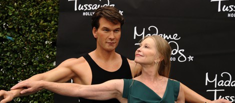 Lisa Swayze junto a la estatua de cera de Patrick Swayze en el Madame Tussauds de Los Angeles