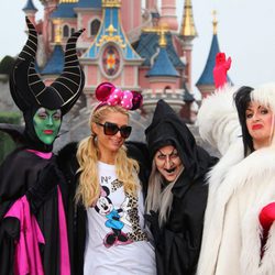 Paris Hilton disfruta de Halloween en Disneyland París