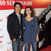 Alicia Borrachero y su hermano Luis en el estreno de 'De mayor quiero ser soldado'