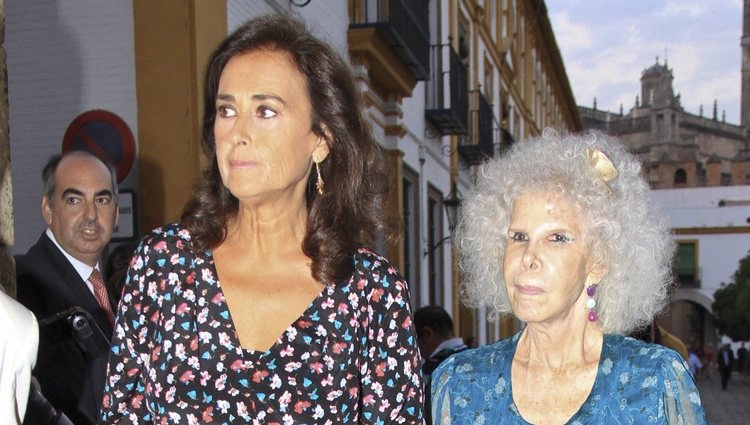 La Duquesa de Alba y Carmen Tello en unos premios solidarios en Sevilla