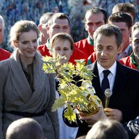 Nicolas Sarkozy recibe un roble de regalo para su hija