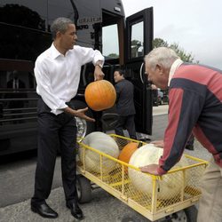 Obama cargando calabazas para Halloween