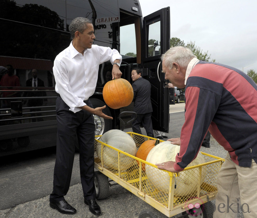 Obama cargando calabazas para Halloween