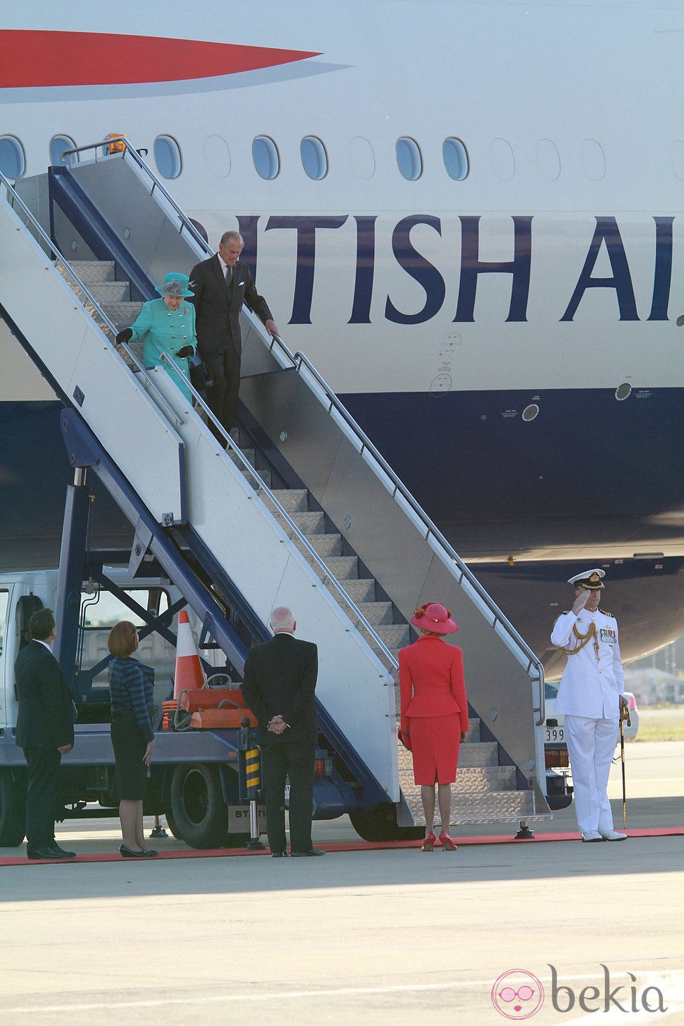 La reina de Inglaterra y el duque de Edimburgo llegando a Australia