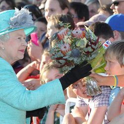 La reina de Inglaterra se da un baño de multitudes en Australia