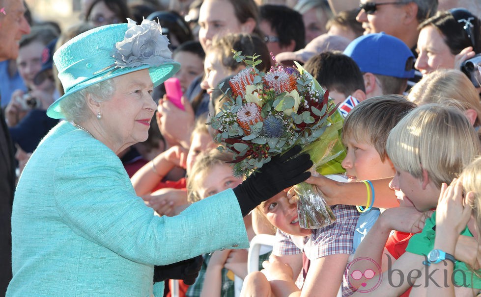 La reina de Inglaterra se da un baño de multitudes en Australia