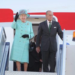 La reina de Inglaterra y el duque de Edimburgo aterrizan en Australia