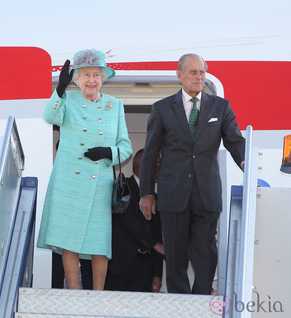 La reina de Inglaterra y el duque de Edimburgo aterrizan en Australia