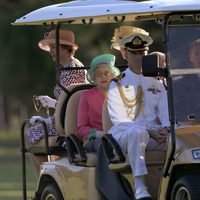Isabel II de Inglaterra en un carrito de golf durante su visita a Australia