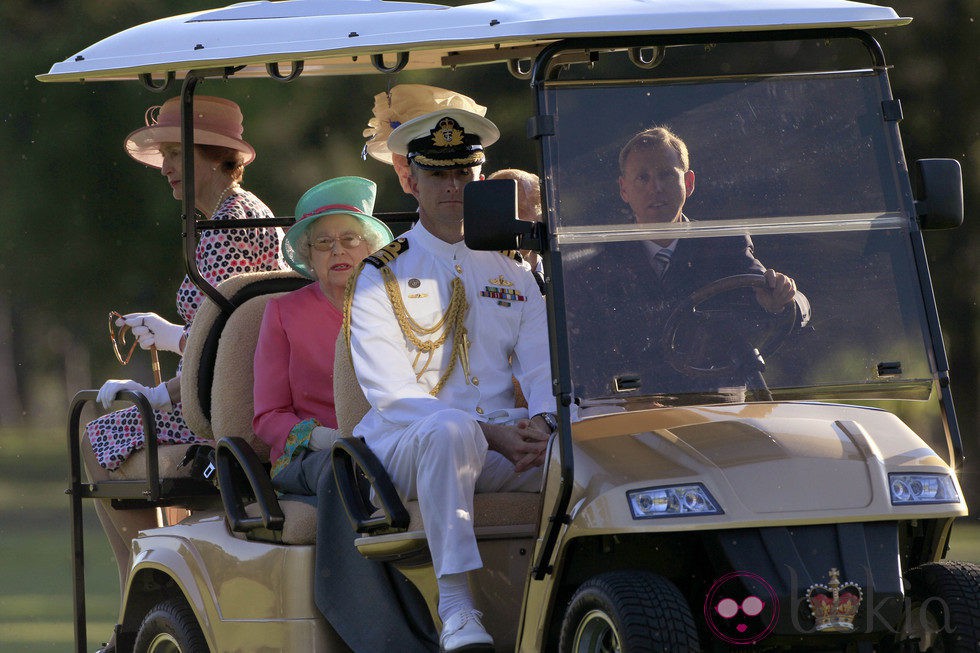 Isabel II de Inglaterra en un carrito de golf durante su visita a Australia
