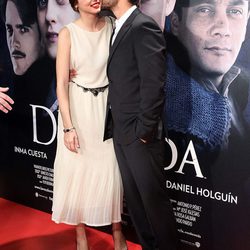 Marc Clotet besa a Ana de Armas en el estreno de 'La voz dormida' en Madrid
