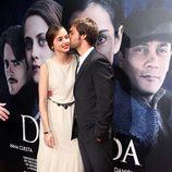 Marc Clotet besa a Ana de Armas en el estreno de 'La voz dormida' en Madrid