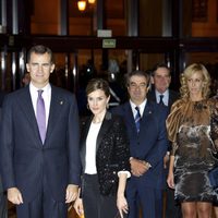 Los Príncipes Felipe y Letizia junto a Francisco Álvarez-Cascos y María Porto en Oviedo