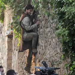 Maxi Iglesias escala una pared en Pedraza en el rodaje de 'Toledo'