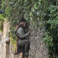 Maxi Iglesias escala una pared en Pedraza en el rodaje de 'Toledo'