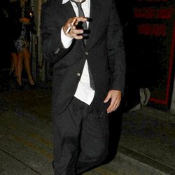Jude Law camina borracho por las calles de Londres