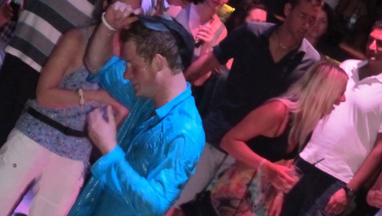 El Príncipe Harry de Inglaterra baila borracho en una fiesta en Croacia