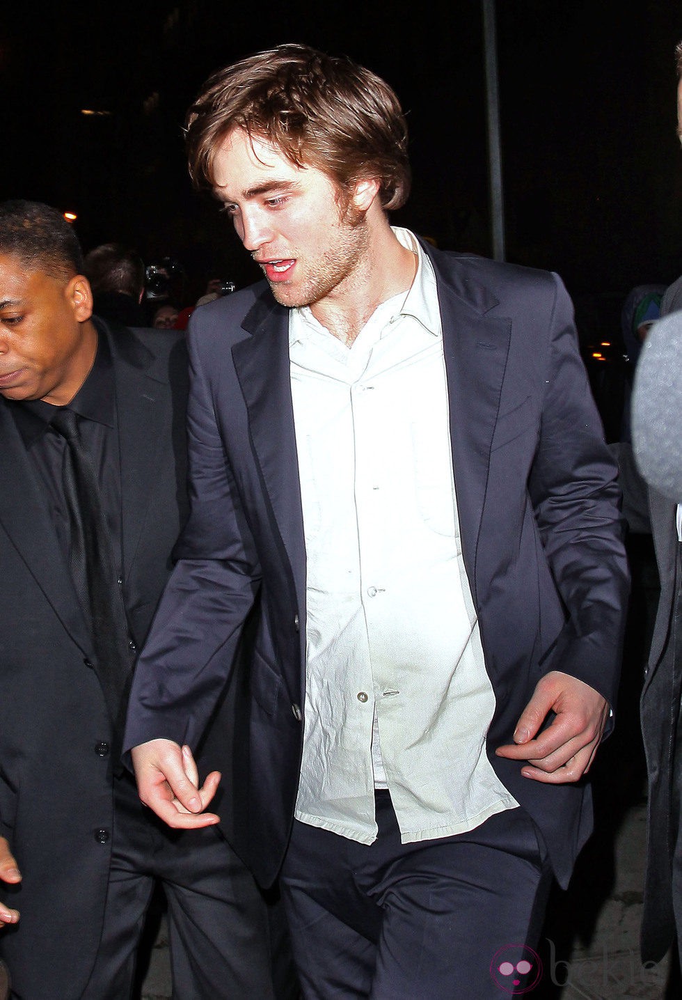 Robert Pattinson camina borracho por las calles de Nueva York