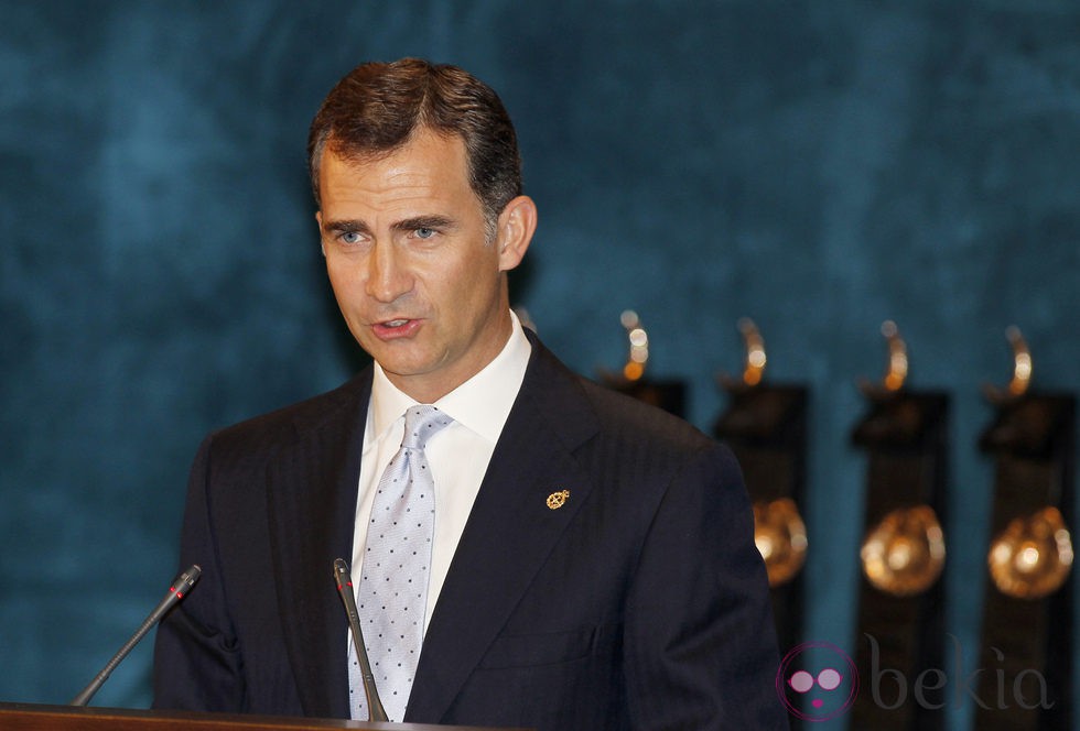 Don Felipe lee su discurso en los Premios Príncipe de Asturias 2011