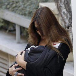Carla Bruni sale de La Muette con su hija Giulia en brazos