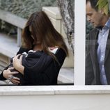 Carla Bruni y su hija Giulia salen del hospital La Muette