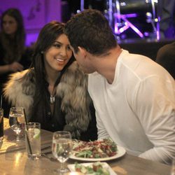 Kim Kardashian y su marido Kris Humphries en actitud cariñosa