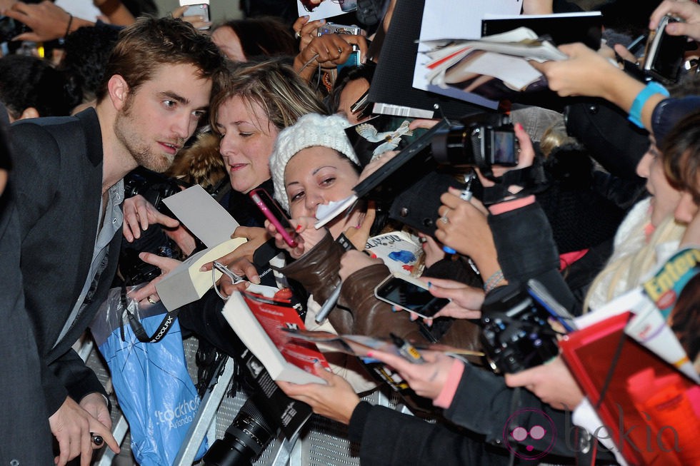 Robert Pattinson firma autógrafos en la presentación de 'Amanecer' en París