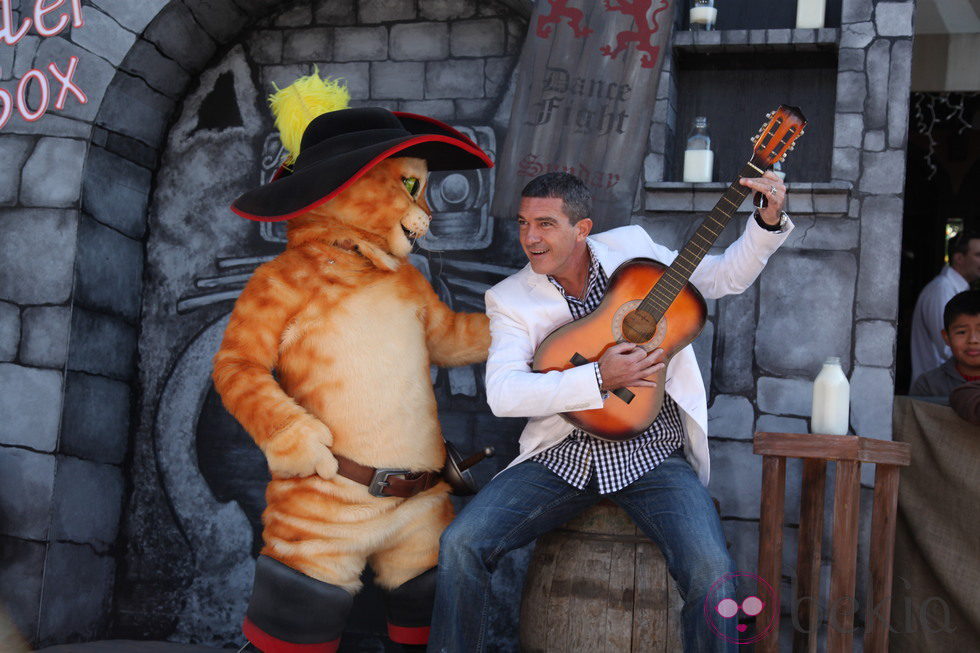 Antonio Banderas toca la guitarra junto al 'Gato con Botas' en la premiere de Los Angeles