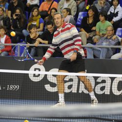 Álex Corretja jugando al tenis en el partido homenaje a Andrés Gimeno