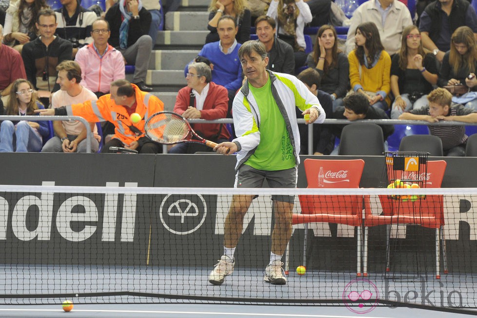 Emilio Sánchez Vicario jugando al tenis en el partido homenaje a Andrés Gimeno