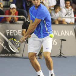 Rafa Nadal jugando al tenis en el partido homenaje a Andrés Gimeno