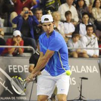 Rafa Nadal jugando al tenis en el partido homenaje a Andrés Gimeno