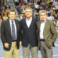 Luis Arilla, Manuel Orantes y Manuel Santana en el partido homenaje a Andrés Gimeno