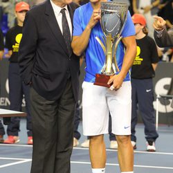 Rafa Nadal con un trofeo junto al homenajeado Andrés Gimeno en el partido homenaje en Barcelona
