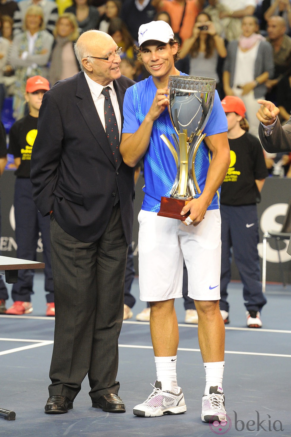 Rafa Nadal con un trofeo junto al homenajeado Andrés Gimeno en el partido homenaje en Barcelona