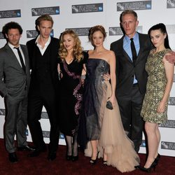 Madonna junto al reparto de 'W.E.' en la premiere de la película en Londres