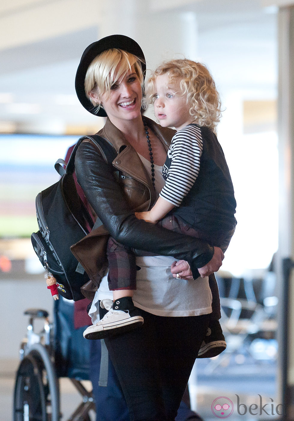 Ashley Simpson y su hija Bronx en el aeropuerto