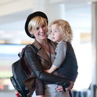 Ashley Simpson y su hija Bronx en el aeropuerto