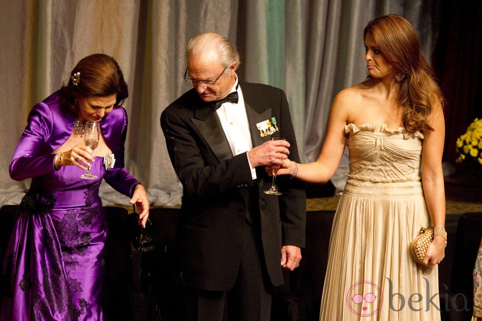 La Reina Silvia se mancha con champán junto a Carlos Gustavo y Magdalena de Suecia