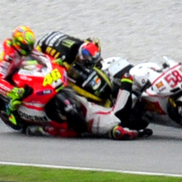 Accidente de Marco Simoncelli en el circuito de Sepang 