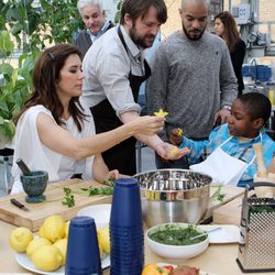 La Princesa Mary de Dinamarca cocina sano en un colegio de Nueva York