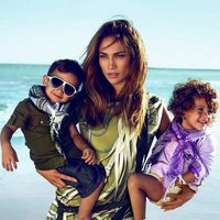 Jennifer López con sus hijos posando para Gucci