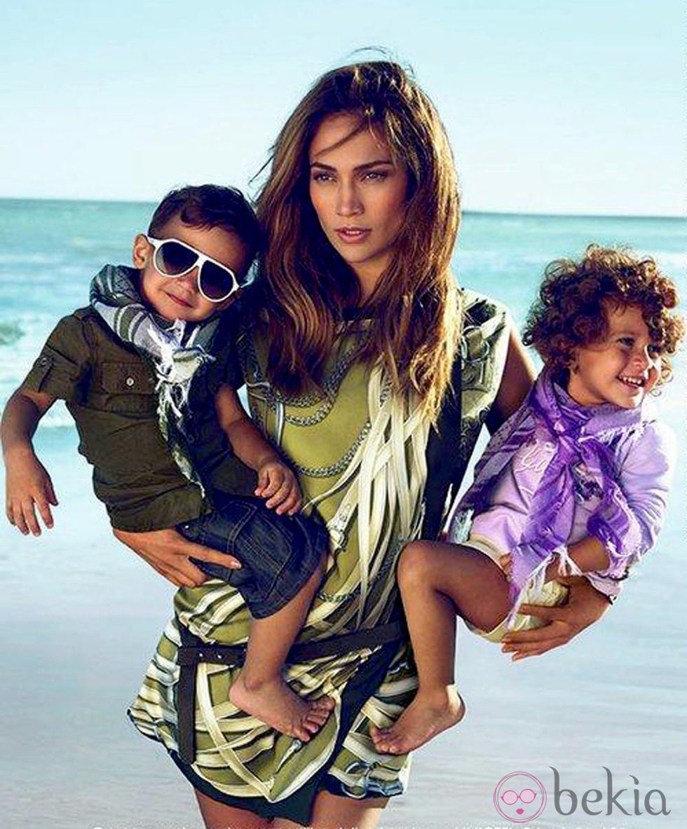 Jennifer López con sus hijos posando para Gucci