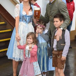 Xabi Alonso y Nagore Aranburu con sus hijos en el Oktoberfest 2016