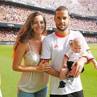 Malena Costa, Mario Suárez y Matilda luciendo la camiseta del Valencia
