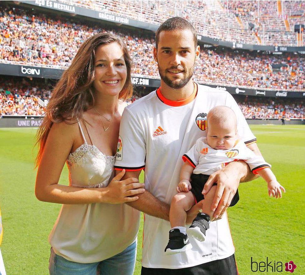 Malena Costa, Mario Suárez y Matilda luciendo la camiseta del Valencia