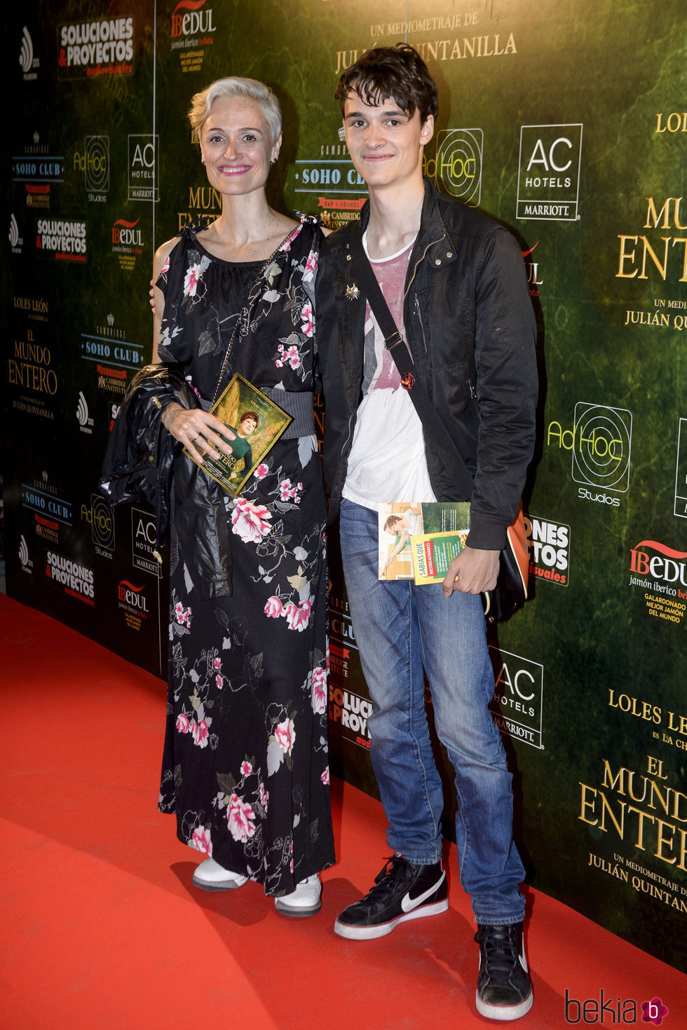 Laura Pamplona y su hijo en el estreno de 'El mundo entero'